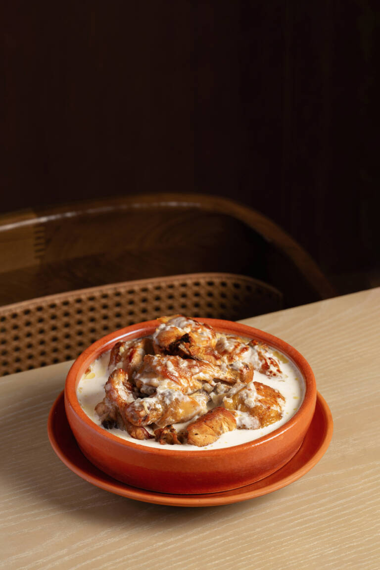 Chicken shkmeruli with cream
